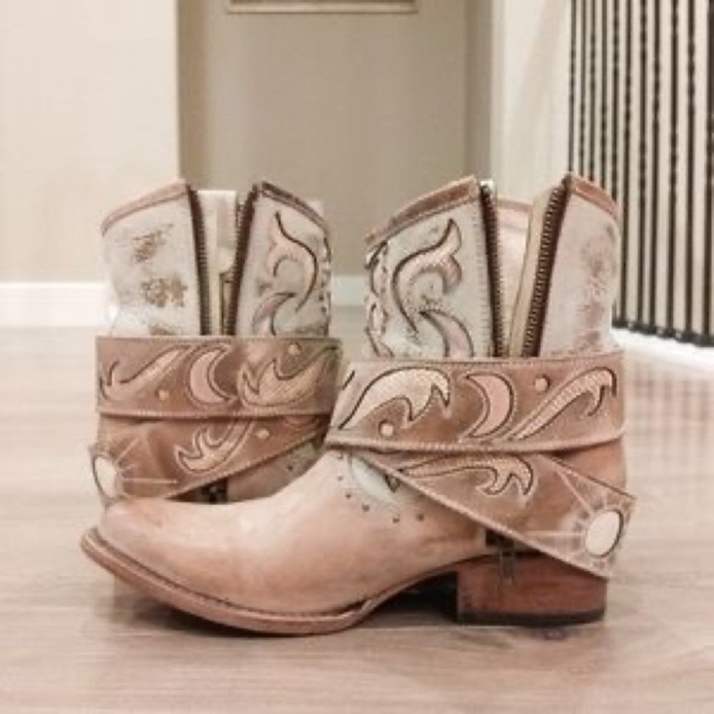 ISO Freebird Tash boot size 8